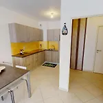 2p Central, Terrasse, Parking, Piscine - - Fr-1-196-363 *